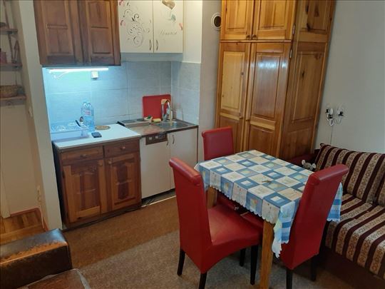 Garsonjera na prodaju, Voždovačka crkva