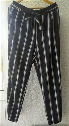 "Kiabi" crno-bele prugaste pantalone 44