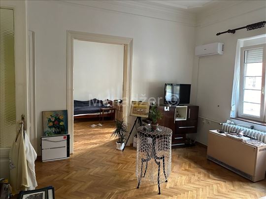 Krunska, salonac, 70m2, dva ulaza, basta