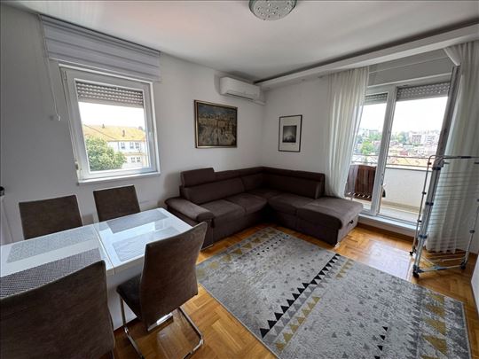 Lux 2.5 stan na Zvezdari
