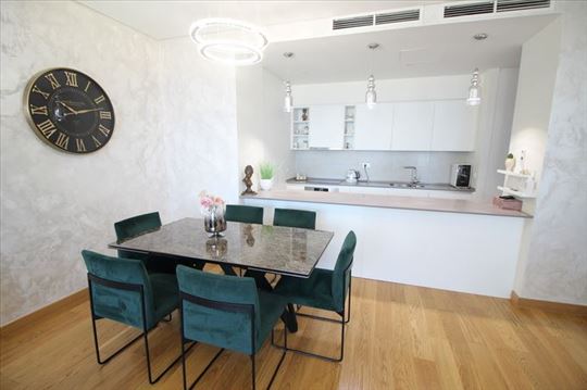 Lux 4.0 stan u zgradi sa bazenom, B.W, ID 4129