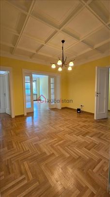 Manjež. Visokofrekventna lokacija. Sjajan raspored