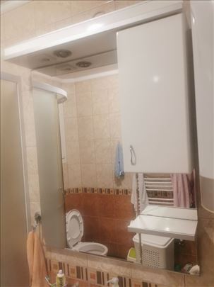 ogledalo sa ormaricem 