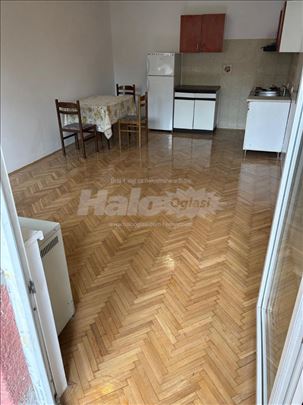 Renoviran svetao stan na odlicnoj lokaciji