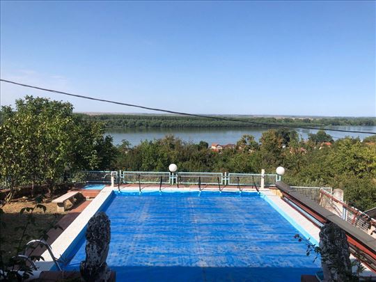 Dvospratnica sa bazejnom sa pogledam na Dunav,Seon