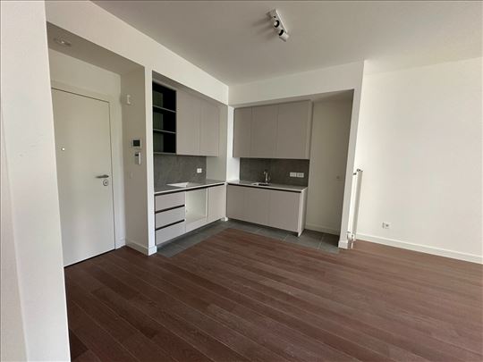 Na prodaju jedinstven stan sa baštom u Beogradu na