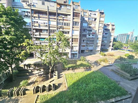 🏡 Na prodaju – Komforan 3.0 stan u Bloku 22,
