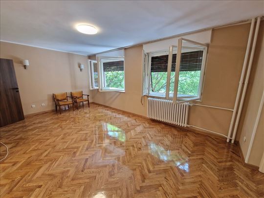 Okružen zelenilom, Vračar