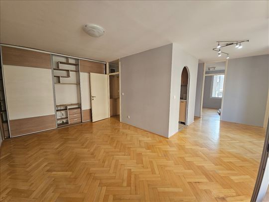 Porodican stan, + ostava + podrum uknjizen na 64m2