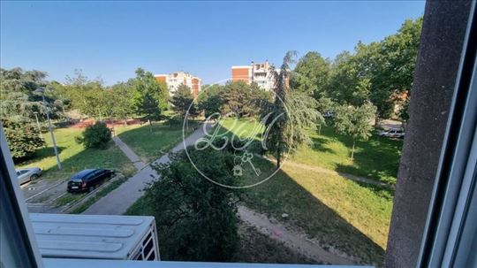 Marije Bursać, odličan, jednosoban, pogled na park