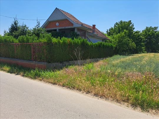 Ostrovo-Srebrno jezero 260m2, 3 ara, garaža