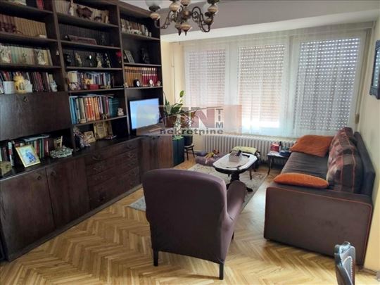 Osunčan sa prelepim pogledom i odličnim rasporedom