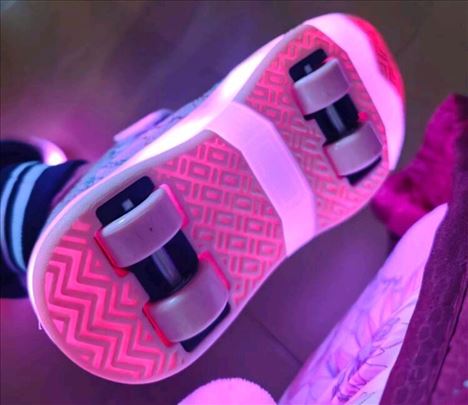 Patike roleri baby pink, ima brojeva, punjive led