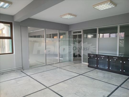 Centar S.Pazove poslovni prostor 250m2  