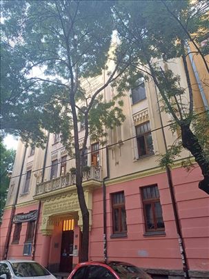 Salonac u Jevrejskoj ulici u visokom prizemlju 
