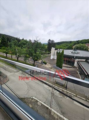 Stan sa dušom u Vrnjačkoj Banji – pogled na park