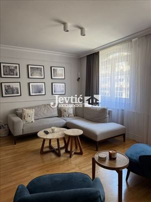 Trosoban stan sa garažom u centru grada