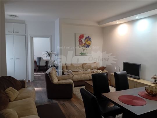 Izdajem trosoban namešten stan