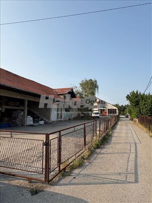 Odlična investicija, hale 950m2 na 20 ari placa