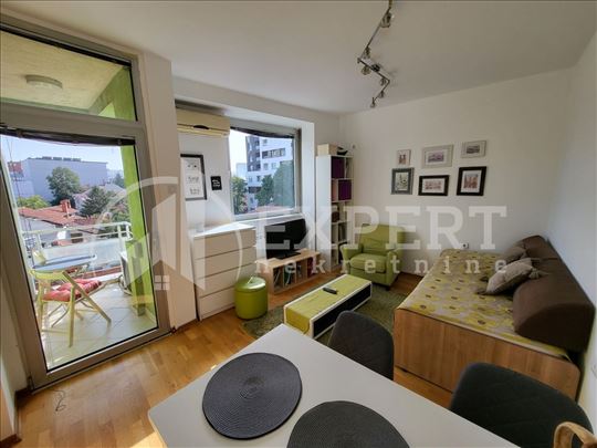 Izdaje se dvosoban stan iza crkve Sveti Luka, 50m2