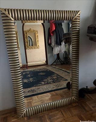 Lepo masivno ogledalo