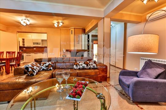 Penthouse sa bazenom u Bečićima na moru
