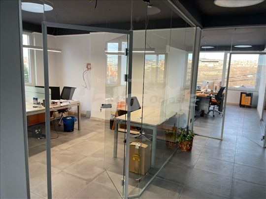 Poslovni prostor 180m2 u poslovnoj zgradi
