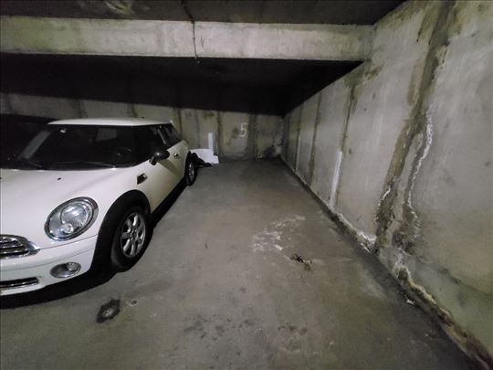 Snižena cena! Garaža 12m2 - Carigradska