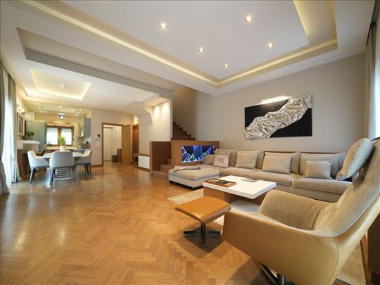 6 bedrooms - pool - yard - Rare offer