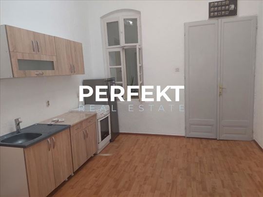 Centar, 60m2, prvi sprat, eg na struju,prazan