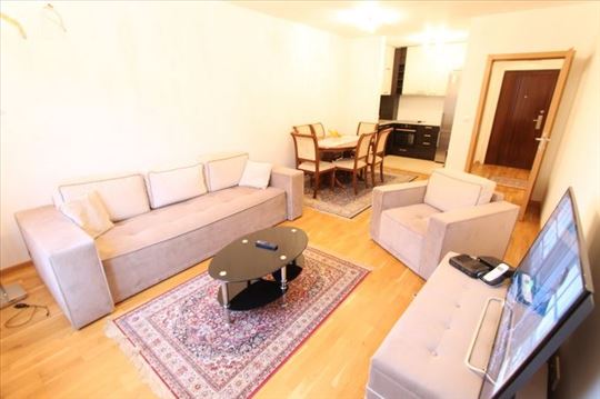 Lep, svetao stan u novijoj zgradi, Centar, ID 6370