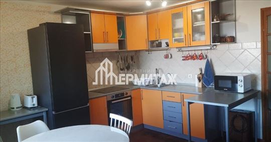 Namešten | 4.0 | Kredit