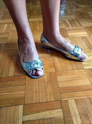 Sandalice crebrne boje