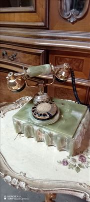 Stari mermerni fiksni telefon sa lampom 