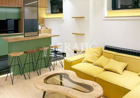 Centar(Skadarlija)Gundulićev venac 100m2,2.0-luksu
