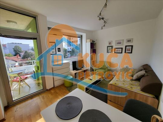Izdaje se dvosoban stan iza crkve Sveti Luka, 50m2
