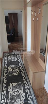 Izdaje se renoviran, namešten, odma useljiv stan