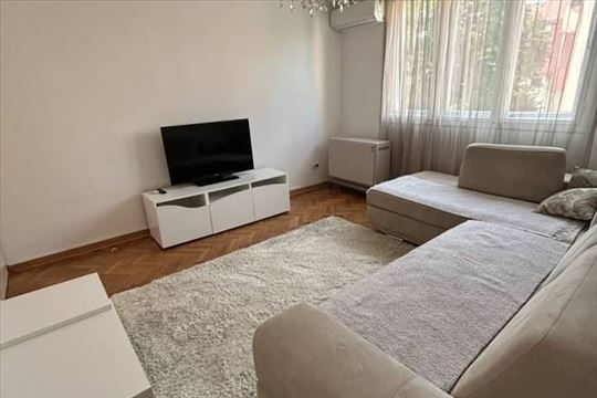 Izdajemo renoviran 2.0 stan na Karaburmi, 46m2