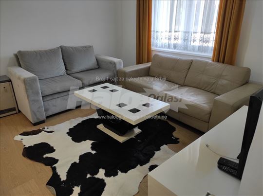 Izdajem lep stan u kuci , renoviran potpuno