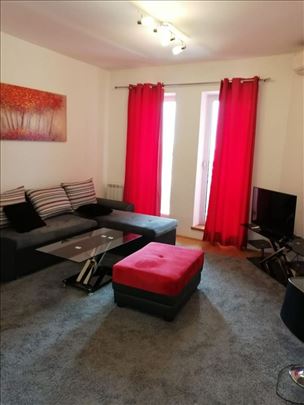 Izdajemo namešten stan od 55m2, Skerlićeva, Hram
