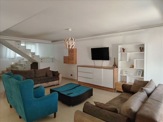 Odličan duplex sa tri spavaće sobe i garažom 