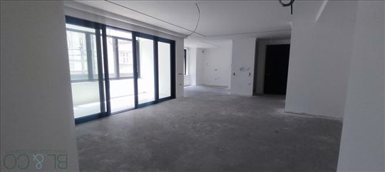 Prodaje se novogradnja u blizini Hrama Sv. Save - 