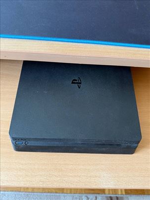 Sony 4 crne boje 1tb storage space u top stanju
