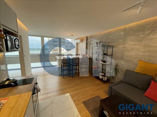 Zemun, Karađorđev trg, 66m2,