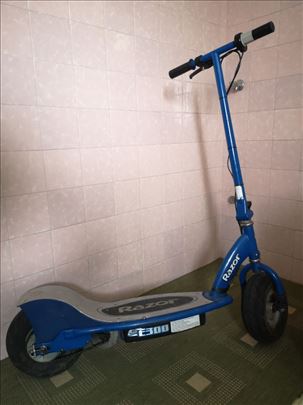 Električni trotinet Razor e-300