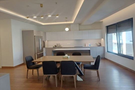Lux stan sa 4 spavaće i 2 garaže kod Hrama, ID7540
