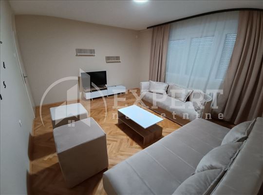 Izdaje se trosoban stan na Panteleju, 70m2!