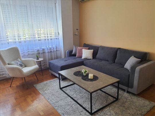 Kompletno namešten, novija zgrada