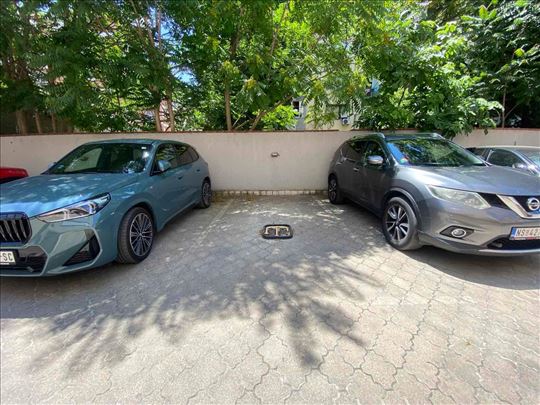 Parking mesto u dvorištu zgrade - Grbavica 