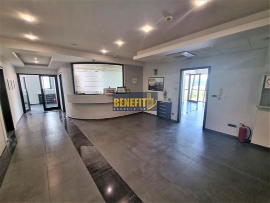 Poslovni prostor od 300m2 na Batajničkom drumu
